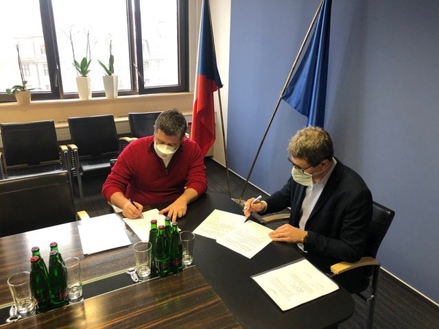 Jan Hamáček podepisuje darovací smlouvu na zdravotnické pomůcky v hodnotě 100 milionů korun.