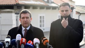 Jan Hamáček a Jiří Zimola po setkání s prezidentem Zemanem v Lnech