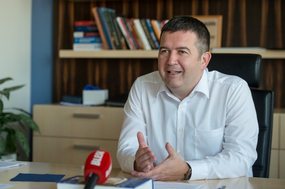 Předseda sociální demokracie ČSSD Jan Hamáček neuvažuje o variantě, že by se vzdal funkce ministra vnitra a zůstal v čele diplomacie, jejímž vedením je také pověřen