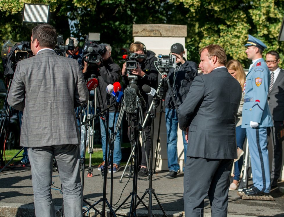 Miroslav Poche a Jan Hamáček (oba ČSSD) jednali v Lánech s prezidentem Zemanem. (22.6.2018)