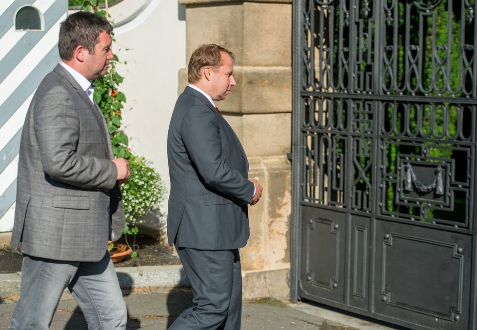 Miroslav Poche a Jan Hamáček (oba ČSSD) jednali v Lánech s prezidentem Zemanem. (22.6.2018)