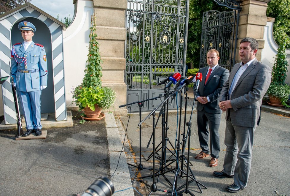 Miroslav Poche a Jan Hamáček (oba ČSSD) jednali v Lánech s prezidentem Zemanem. (22.6.2018)