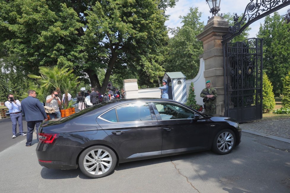 Předseda sociálních demokratů Jan Hamáček dorazil do Lán. Za ním jel v dalším autě ministr kultury Antonín Staněk (ČSSD)