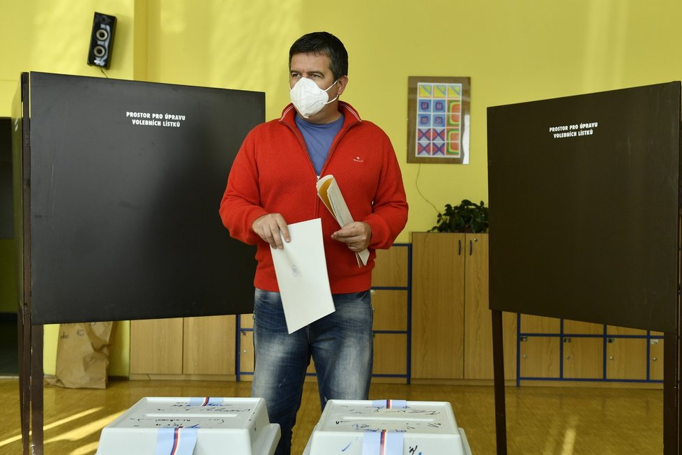 Předseda ČSSD a ministr vnitra Jan Hamáček odevzdal svůj hlas ve sněmovních volbách v ZŠ Václavkova v Mladé Boleslavi (8. 10. 2021).