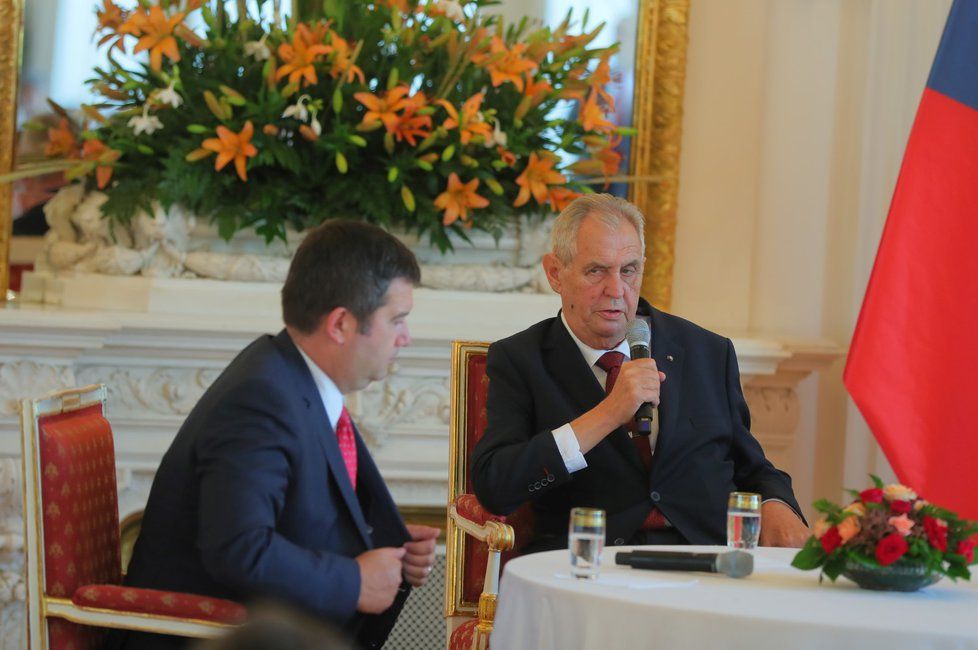 Prezident Miloš Zeman (vpravo) a vicepremiér Jan Hamáček (ČSSD) na poradě s velvyslanci (29. 8. 2018)