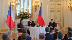 Prezident Miloš Zeman a vicepremiér Jan Hamáček (ČSSD) na poradě s velvyslanci (29. 8. 2018)