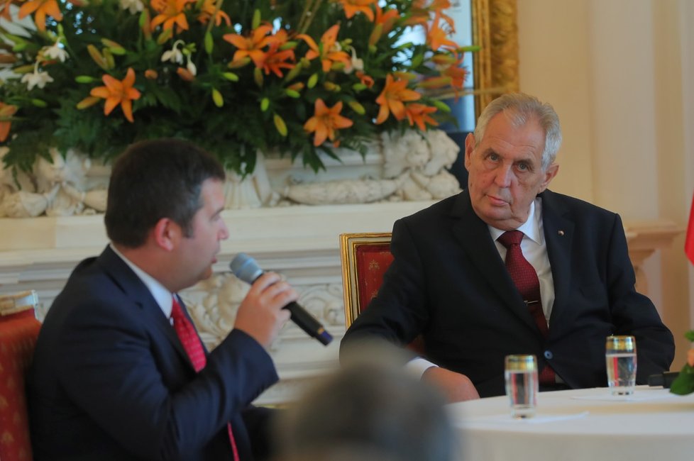 Prezident Miloš Zeman (vpravo) a vicepremiér Jan Hamáček (ČSSD) na poradě s velvyslanci (29. 8. 2018)