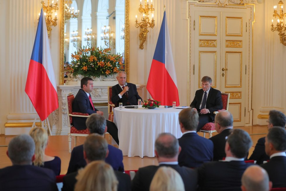 Prezident Miloš Zeman a vicepremiér Jan Hamáček (ČSSD) na poradě s velvyslanci (29. 8. 2018)