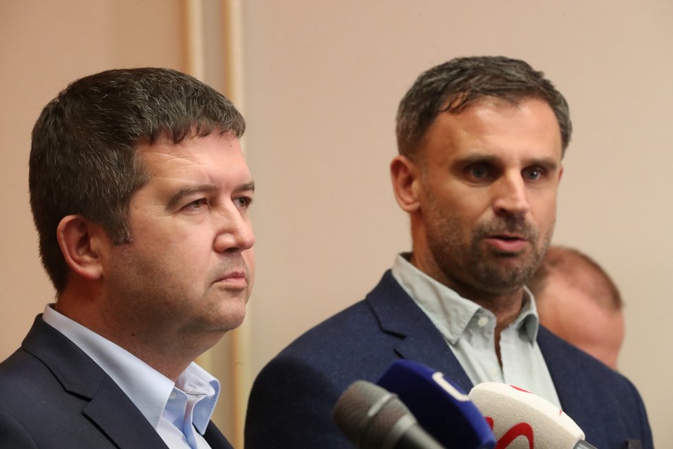 Duo Hamáček a Zimola zůstávají dál ve vedení ČSSD. Jan Hamáček si nechal na zasedání ÚVV strany potvrdit mandát, o Zimolovi odmítli členové hlasovat (20. 10. 2018).