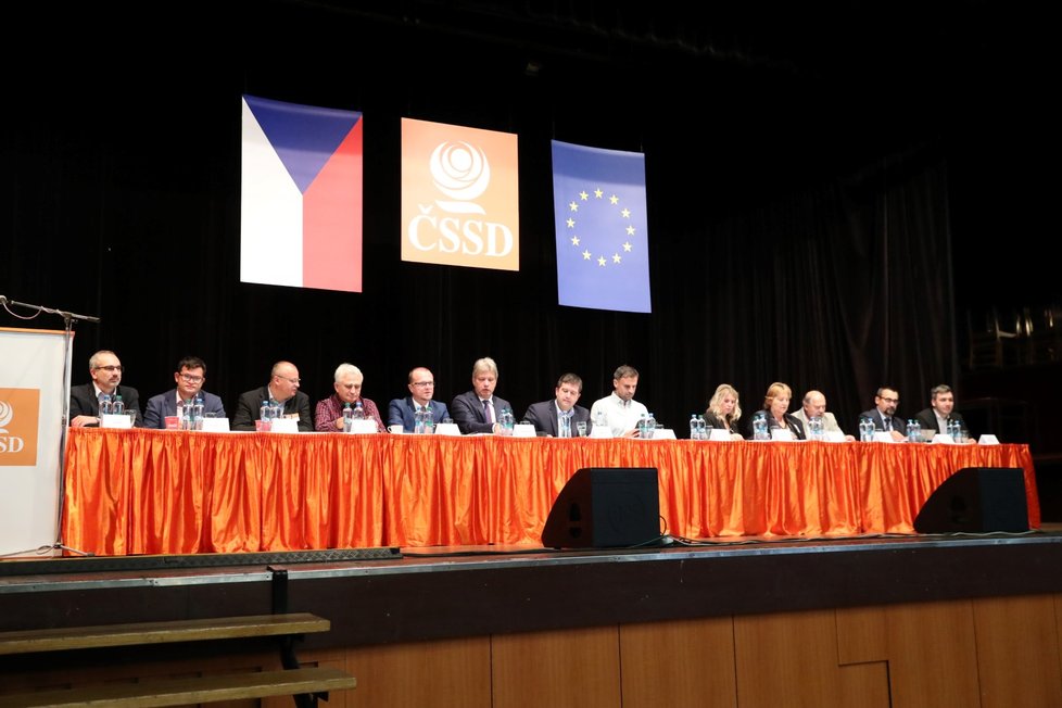 Vedení ČSSD sedělo před delegáty ÚVV tradičně na pódiu. (20. 10. 2018)