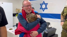 John Hand se setkal se svou dcerou Emily, která v zajetí teroristů z Hamásu oslavila své deváté narozeniny.