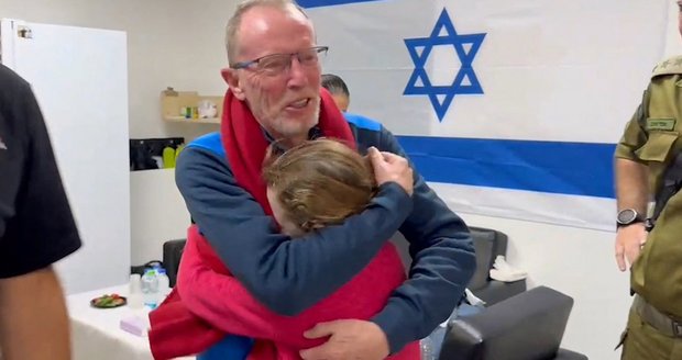 Zpověď otce propuštěné rukojmí Hamásu: Deváté narozeniny strávila Emily útěkem před raketami