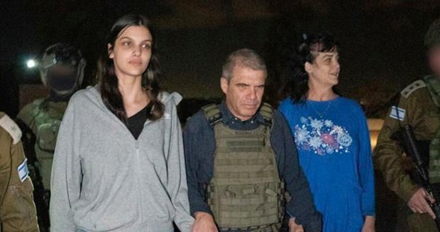 Le Hamas libère la mère et la fille de captivité : première photo, appel à Biden et à sa famille émue