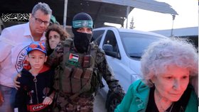Hamás propustil prvních 25 rukojmích! I babičku (85), s jejíž vnučkou mluvil Lipavský