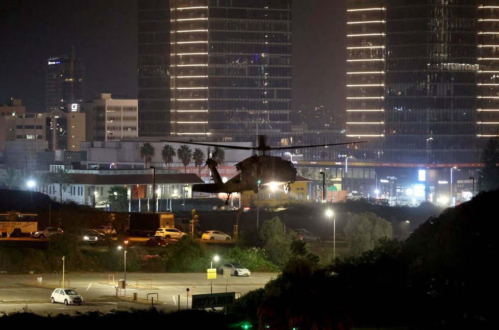 Helikoptéra přenáší rukojmí propuštěné Hamásem (24.11.2023).