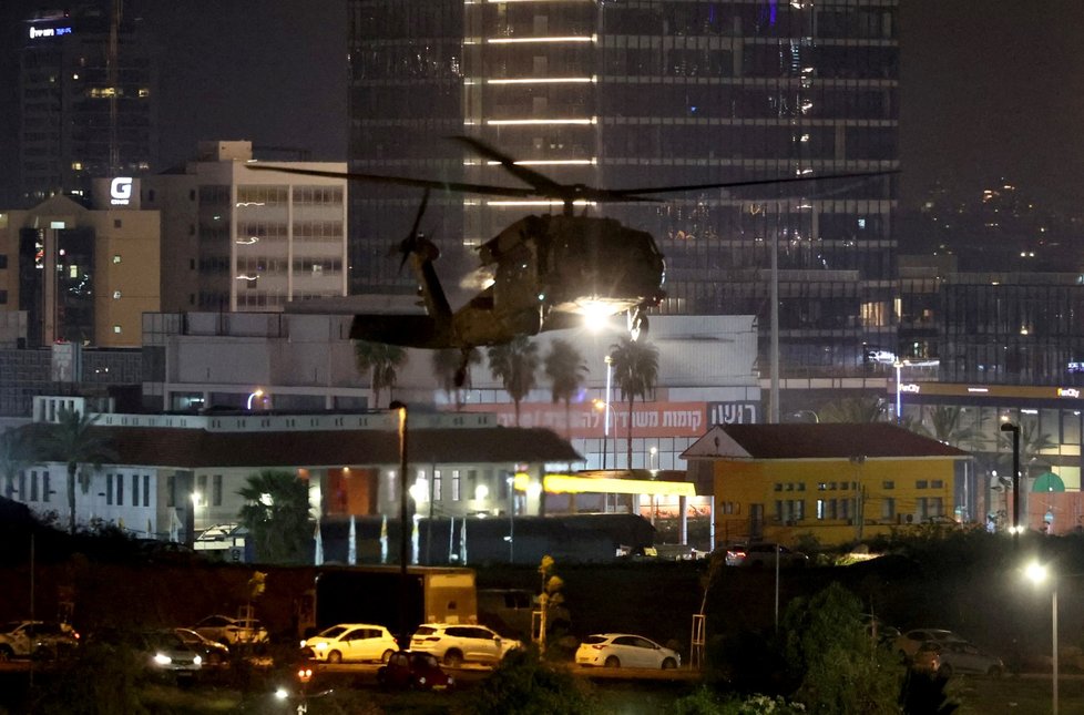 Helikoptéra přenáší rukojmí propuštěné Hamásem (24.11.2023).