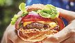 Bez domácího burgeru si nebudete moct letní grilovačku představit