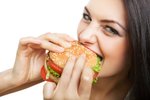 Hamburgery a hranolky škodí zažívání a zvyšují riziko, že přiberete