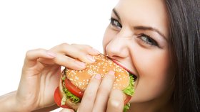 Hamburgery a hranolky škodí zažívání a zvyšují riziko, že přiberete