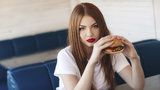 Jedy z fast foodu: Jak ničí vaše játra, plíce i nervový systém 