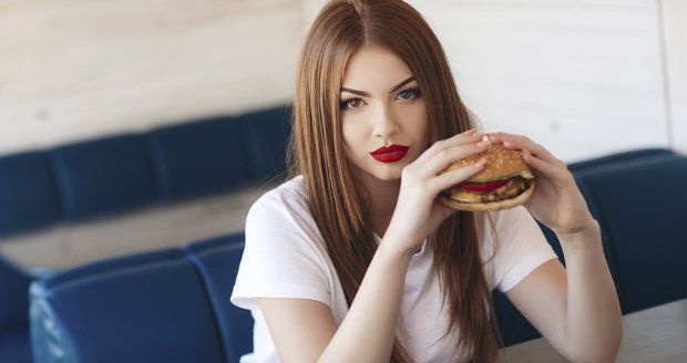 Pravidelné nezdravé stravování může způsobit řadu problémů.