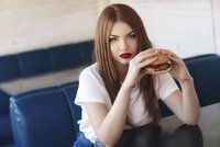 Jedy z fast foodu: Jak ničí vaše játra, plíce i nervový systém 
