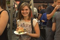 Burger Festival v Brně přilákal davy: Předvedl se i kuchař, který vařil pro královnu!