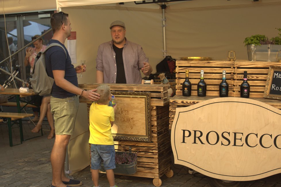 Na Burger festivalu se podávaly poněkud zvláštní drinky. Kromě klasického piva se degustovalo čepované prosecco.