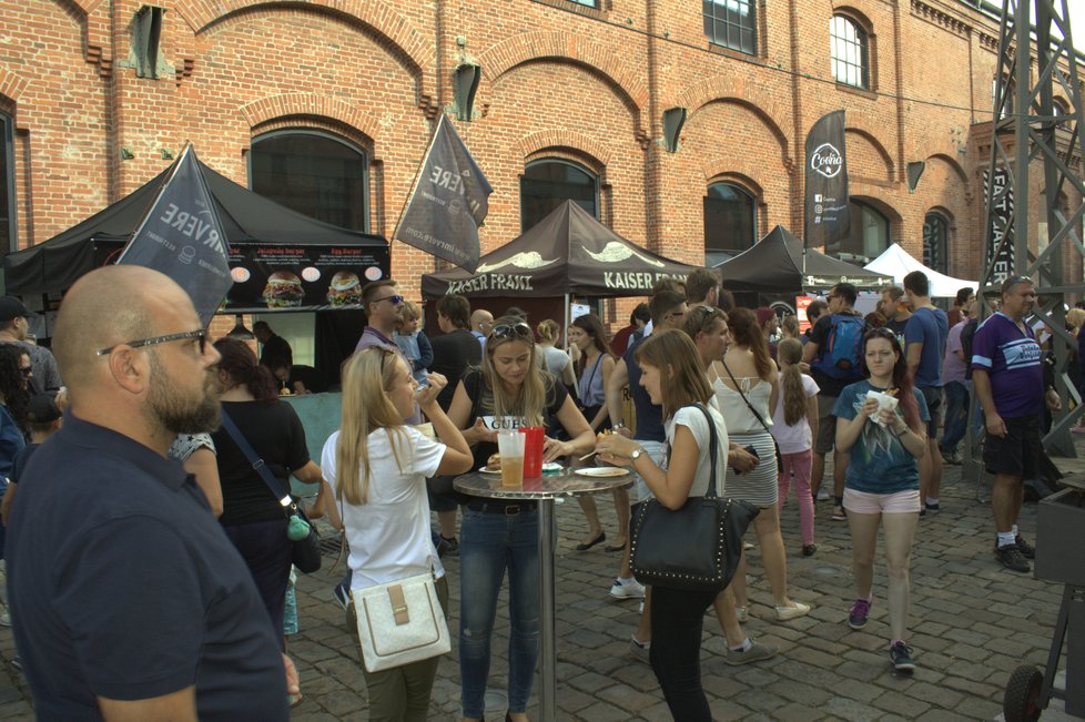 Akce se konala venku u galerie Vaňkovka.