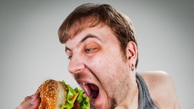 Muž přišel o údaje k platební kartě: Zloděje nakrmil stovkami hamburgerů
