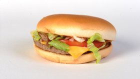 Nejméně tuku a tedy nejdietnější je Cheesburger Fresh od McDonald’s. Obsahuje jen 10,2 % tuku.