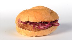 S cenou 25 Kč jednoznačně vede drůbeží hamburger z okýnka u Masarykova nádraží. Je plněný drůbežím plátkem a červeným zelím.