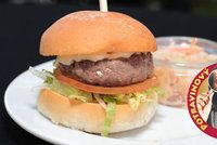 Test hovězích burgerů: Šetří na mase a bakterie v nich mají mejdan
