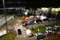 Střelba na letišti v Hamburku: Muž autem prorazil bránu a dojel před letadlo, vezl i dítě (4)