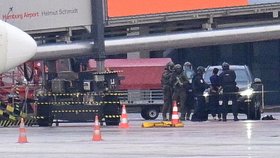 Zásah proti ozbrojenému muži, který na letišti v Hamburku dojel až před dopravní letadlo. V autě držel dceru (4) (5.11.2023)