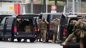 Zásah během řádění Salmana E. na letišti v Hamburku
