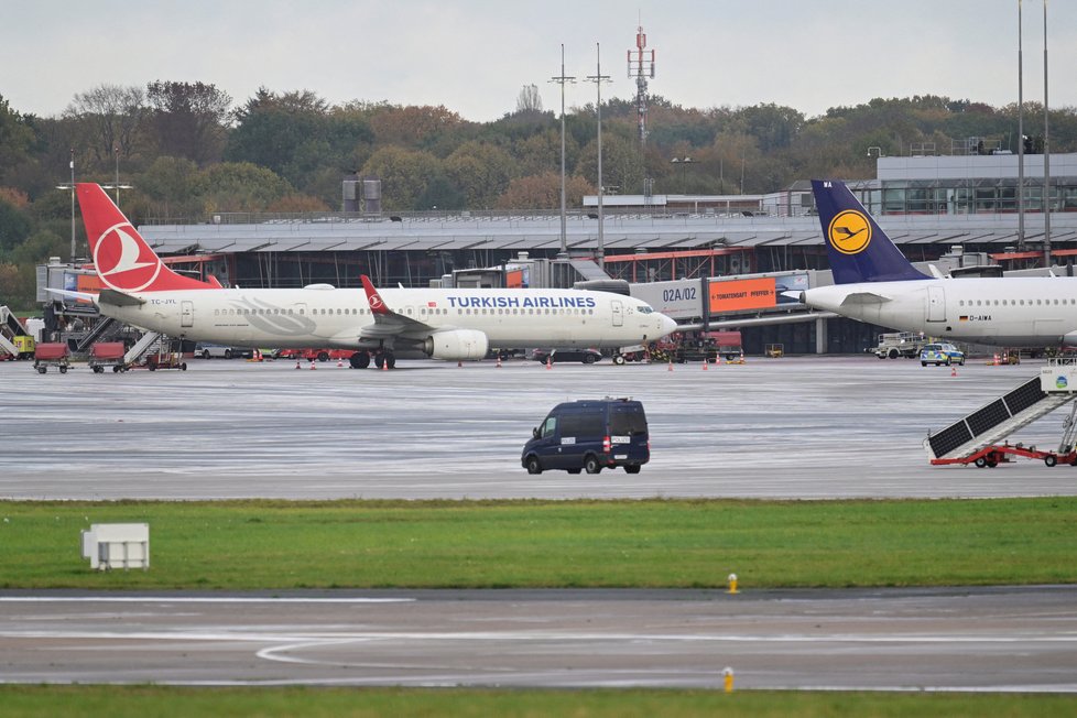 Drama na letišti v Hamburku: Otec prorazil autem zábrany, dojel až k letadlu. I se svou 4letou dcerou (5.11.2023)