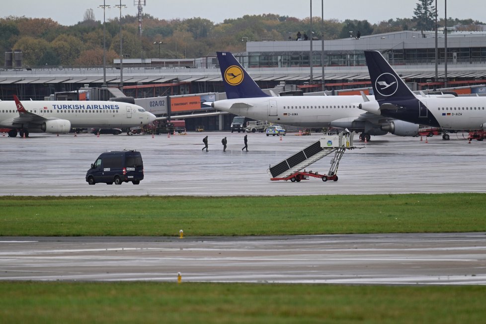 Drama na letišti v Hamburku: Otec prorazil autem zábrany, dojel až k letadlu. I se svou 4letou dcerou (5.11.2023)