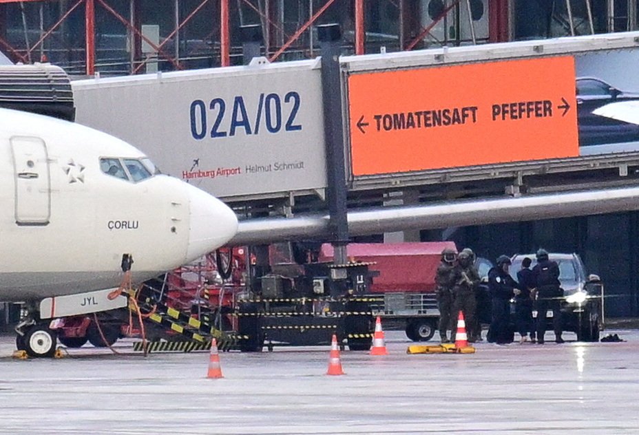 Na letišti v Hamburku zadrželi muže, který se dostal až před dopravní letadlo, střílel a držel dceru (4) jako rukojmí (5.11.2023)