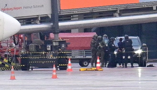Na letišti v Hamburku zadrželi muže, který se dostal až před dopravní letadlo, střílel a držel dceru (4) jako rukojmí (5.11.2023)
