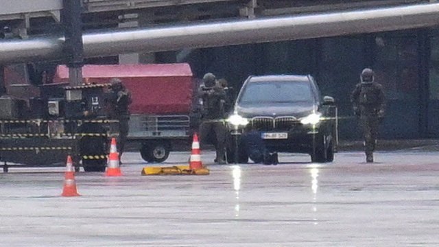 Zásah proti ozbrojenému muži, který na letišti v Hamburku dojel až před dopravní letadlo. V autě držel dceru (4) (5.11.2023)