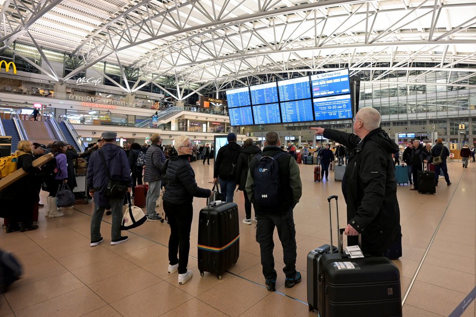 Obnovení provozu na letišti v Hamburku po incidentu s mužem, který dojel autem až před jedno z letadel (5.11.2023)