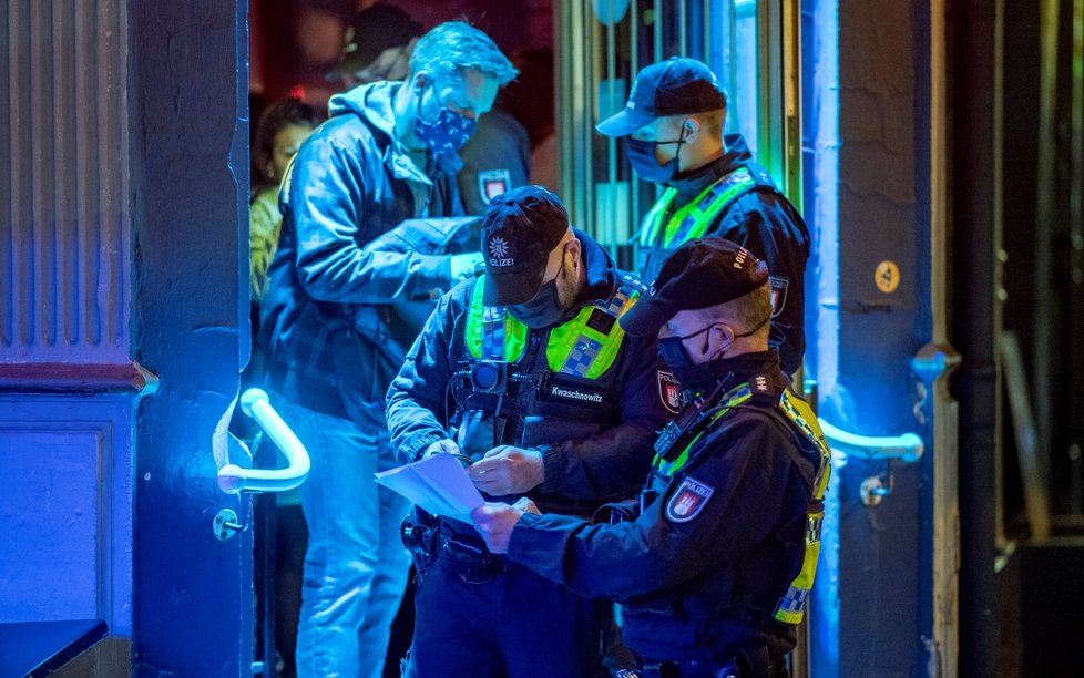 Policie kontroluje dodržování pravidel v hospodách v německém Hamburku. (10. 10. 2020)