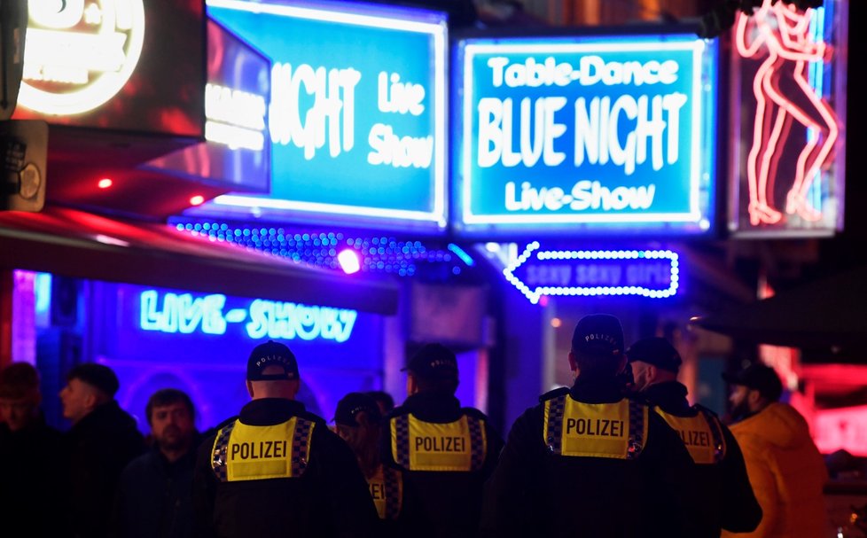 Policie kontroluje dodržování pravidel v hospodách v německém Hamburku. (10. 10. 2020)