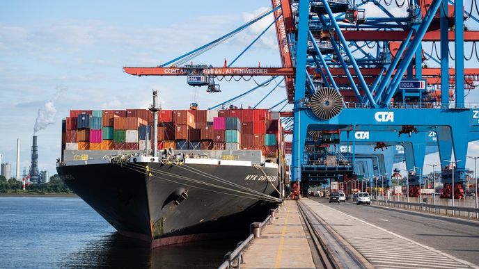 Nakládka lodních kontejnerů v hamburském přístavu.
