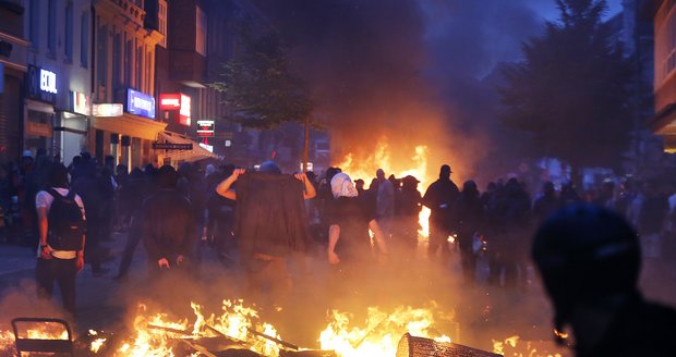 Němci zatkli a obvinili i české extremisty. Za násilnosti během hamburského „pekla“