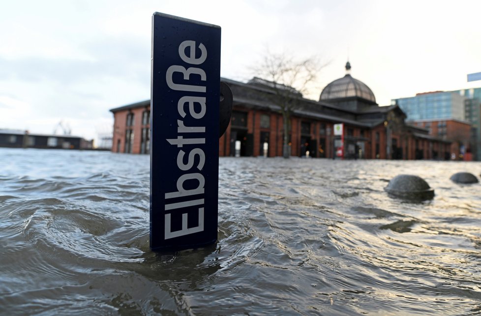 Německé město Hamburk se po bouři potýká se záplavami. Voda na některých místech sahá až do prvních pater domů. (10.2.2020)
