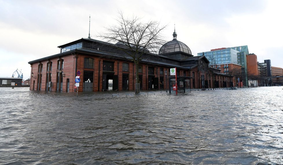 Německé město Hamburk se po bouři potýká se záplavami. Voda na některých místech sahá až do prvních pater domů. (10.2.2020)