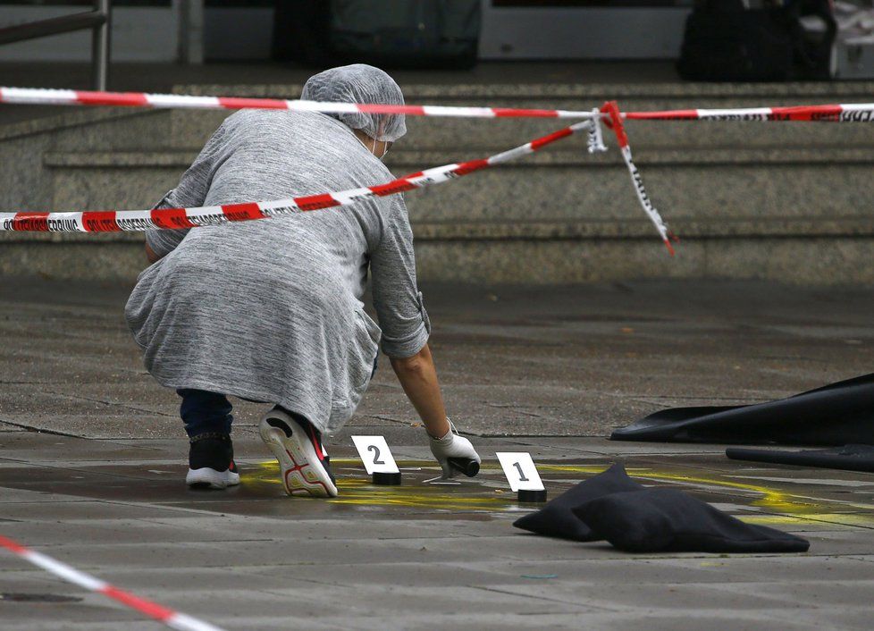Pachatele útoku v supermarketu v Hamburku policie dopadla do půl hodiny.