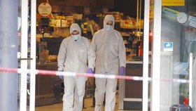 Vyšetřovatelé na místě útoku muže s nožem v supermarketu v Hamburku